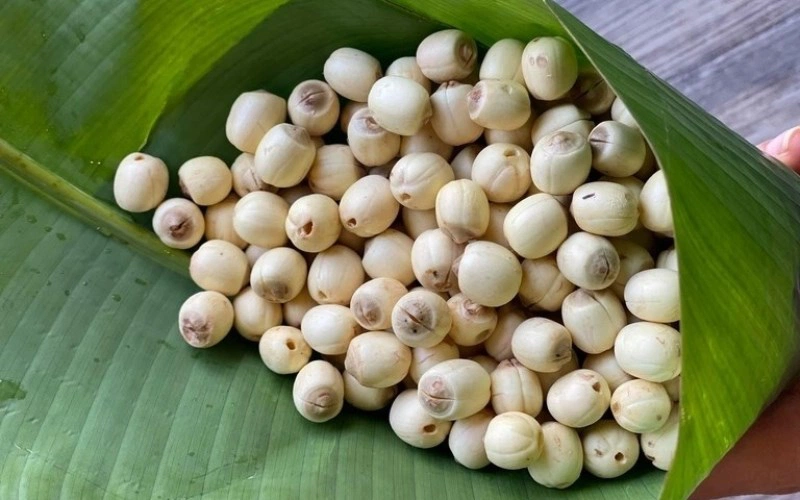 Cách nấu chè hạt sen táo đỏ thanh mát cực đơn giản tại nhà-2