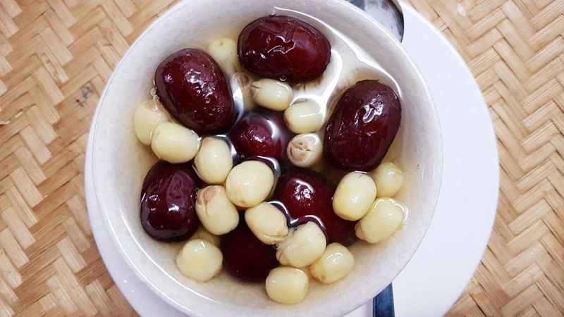 Cách nấu chè hạt sen táo đỏ thanh mát cực đơn giản tại nhà-3