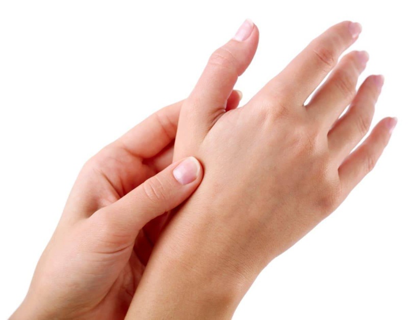 Bong gân ngón tay mức độ 2 xảy ra khi các dây chằng bị tổn thương nhiều hơn, có thể bị rách một phần
