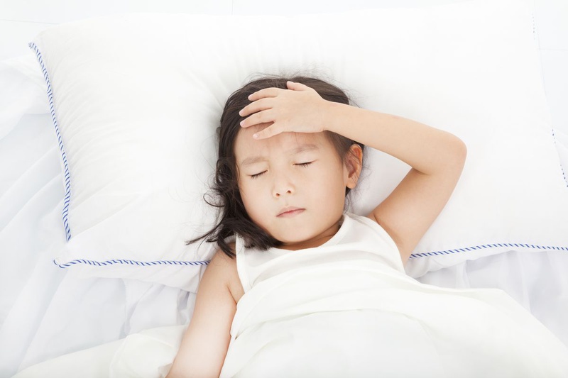 Trẻ bị viêm phổi cấp sẽ có triệu chứng sốt, mệt mỏi