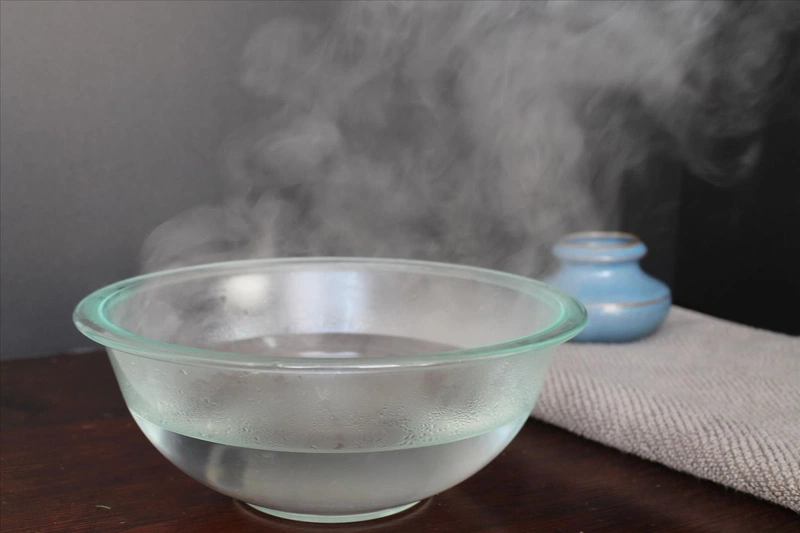 Vệ sinh vùng kín bằng nước ấm giúp nhanh hết sản dịch
