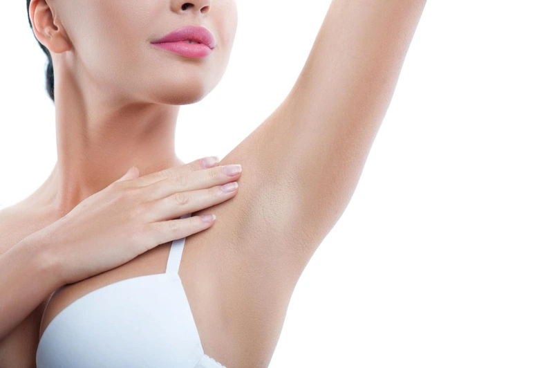 Sau khi nhổ lông nách bạn có thể sử dụng kem dưỡng phục hồi hoặc lô hội