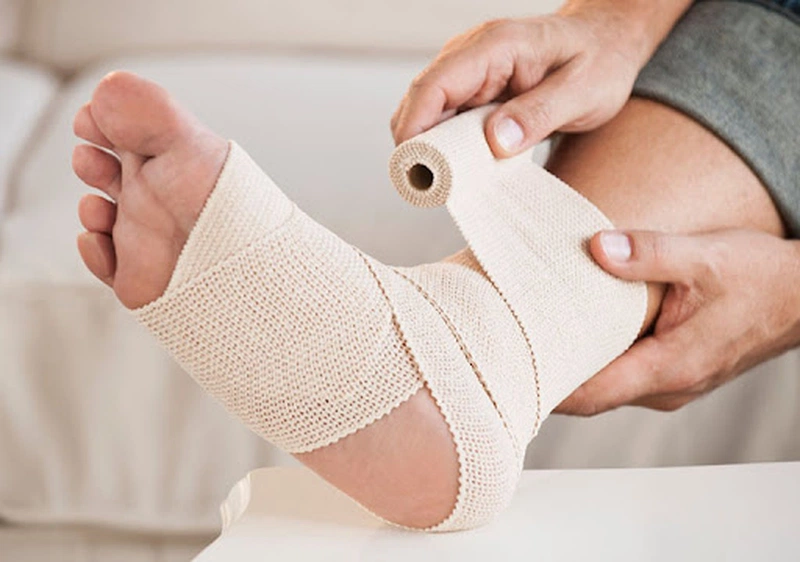Những cách quấn băng khi bị bong gân cổ chân an toàn nhất 2