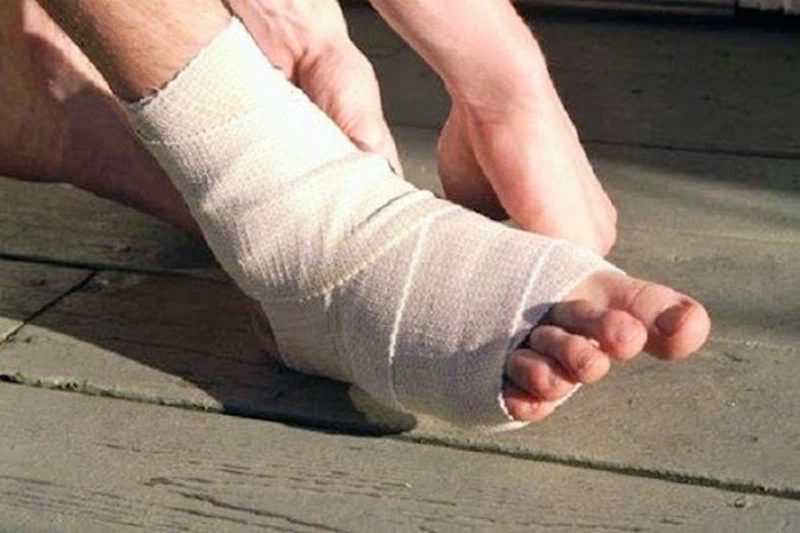 Những cách quấn băng khi bị bong gân cổ chân an toàn nhất 3