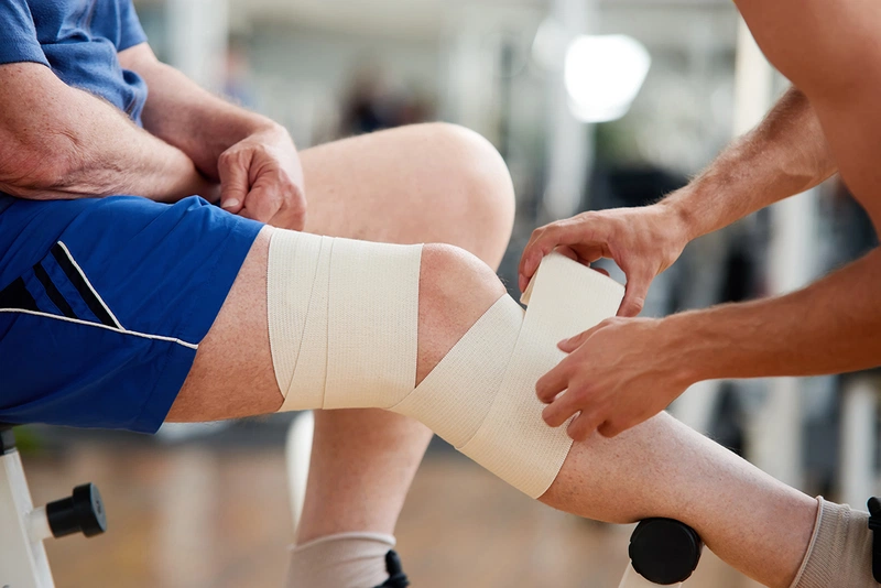 Cách quấn băng thun đầu gối đúng nhất 1