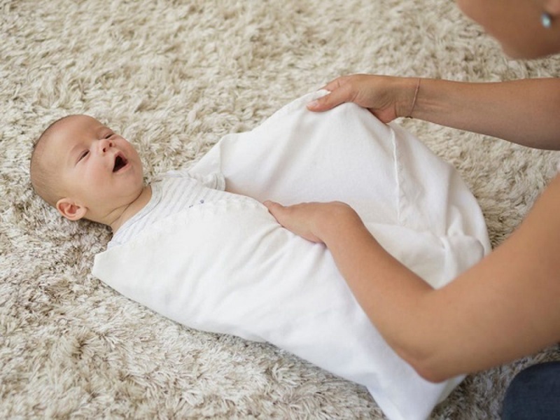 Cách quấn em bé dễ ngủ mà ba mẹ không nên bỏ qua 2