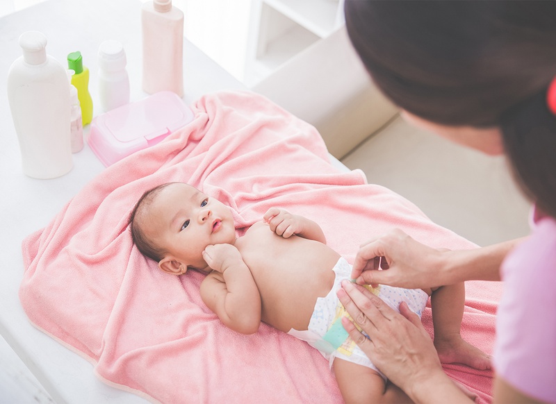 Khi mặc tã nên gập lưng tã xuống để rốn được thông thoáng, vết thương nhanh lành