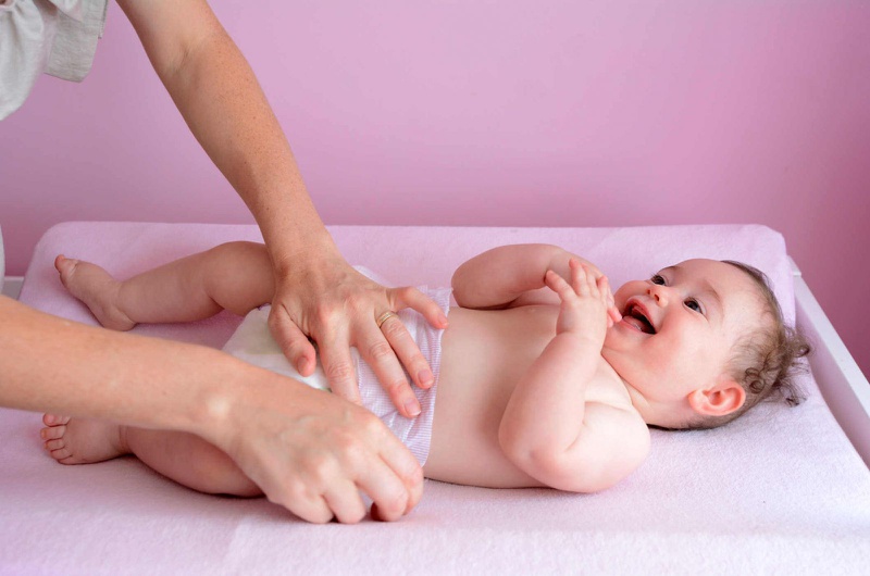 Nên quấn tã cho trẻ khi trẻ đang ngủ hoặc phải ra ngoài, ban ngày mẹ nên để tay chân của trẻ tự do vận động