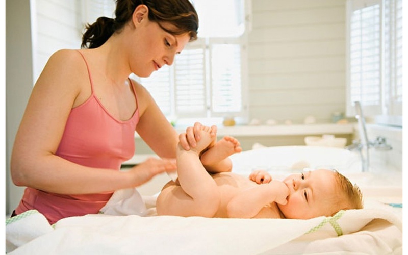 Chọn khăn ướt thương hiệu nổi tiếng chuyên sản xuất đồ dùng cho mẹ và bé để đảm bảo an toàn cho con
