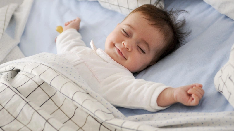 Mẹ vẫn cần đảm bảo giấc ngủ ban ngày khi áp dụng cách rèn trẻ sơ sinh ngủ đêm