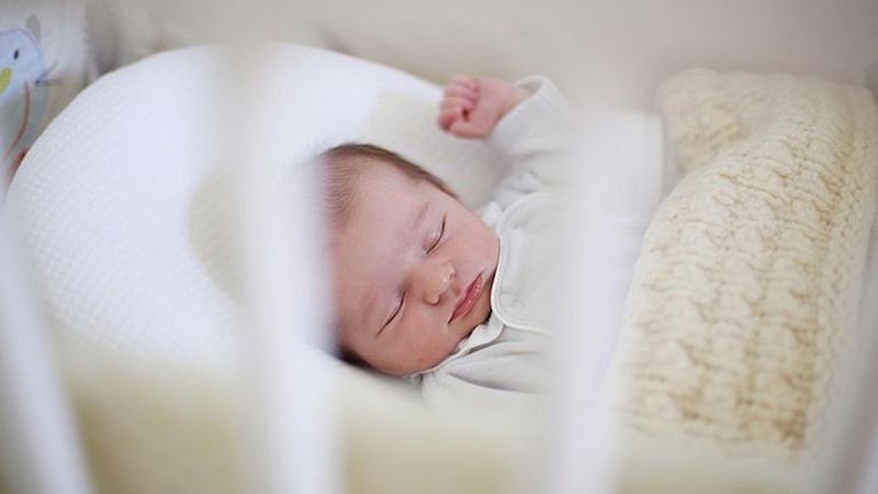 Ngủ sớm cũng là cách rèn trẻ sơ sinh ngủ đêm hiệu quả