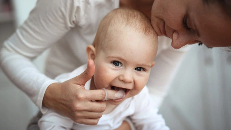 Cách rơ lưỡi cho trẻ sơ sinh bằng lá hẹ hiệu quả các mẹ cần biết 3