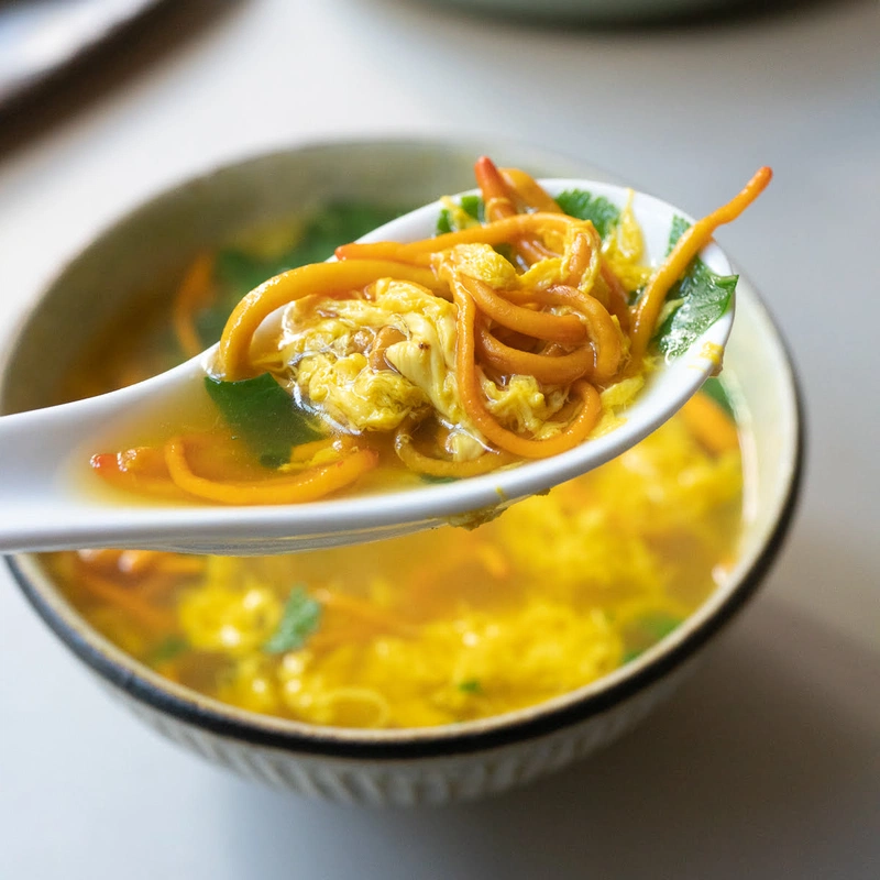 dùng đông trùng hạ thảo khô hầm gà