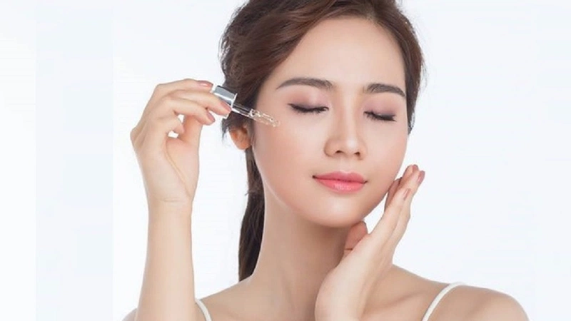 Serum vitamin C, retinol, axit salicylic hoặc benzoyl peroxide có thể giúp kiểm soát mụn trứng cá
