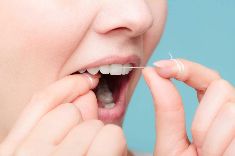 Tăm chỉ nha khoa và chỉ tơ nha khoa đều hỗ trợ làm sạch răng miệng