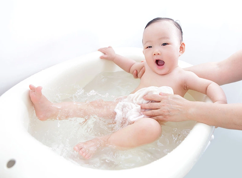 Cách tắm nước lá khế cho trẻ sơ sinh an toàn, hiệu quả 2