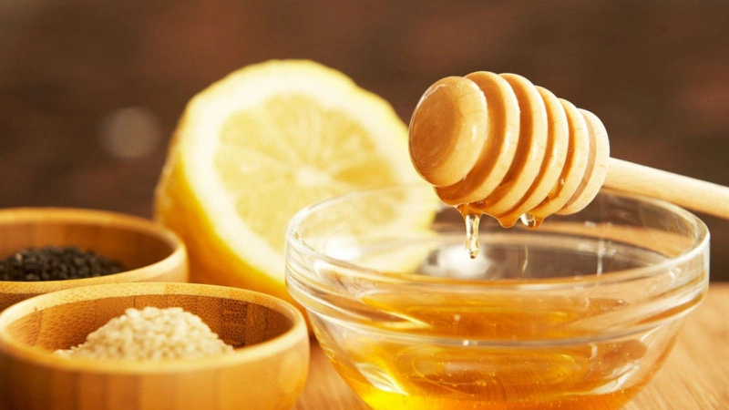 Kết hợp kem đánh răng và mật ong để tẩy ria mép