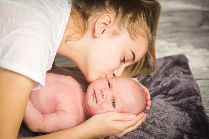 Cách thay tã dán cho trẻ sơ sinh đơn giản nhất 3