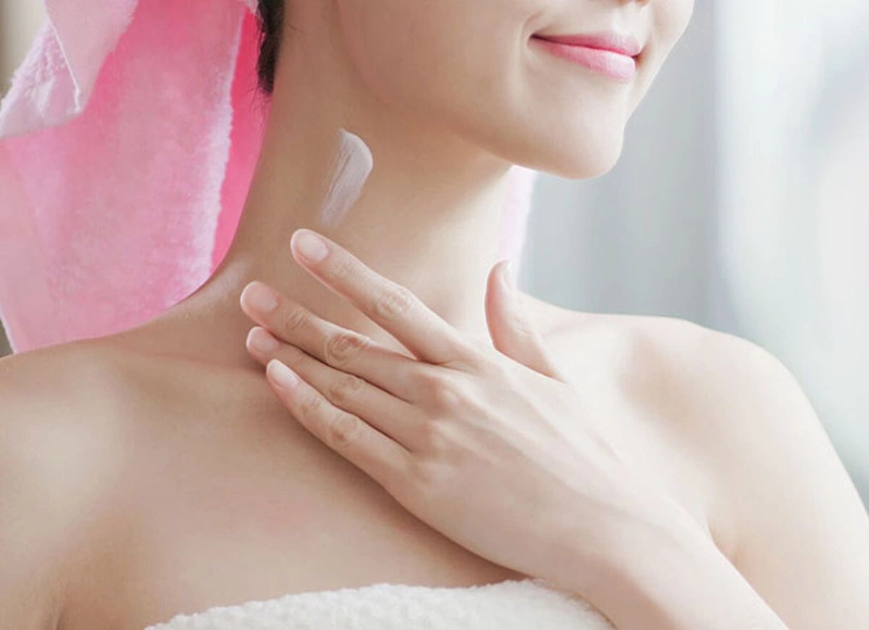 Cách thoa kem vùng cổ sao cho đúng? Hướng dẫn chi tiết chăm sóc vùng da cổ  - Nhà thuốc FPT Long Châu