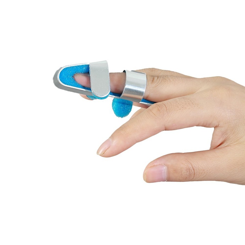 Cố định ngón tay bị bong gân giúp giảm đau, giảm sưng và tránh làm chấn thương nghiêm trọng hơn
