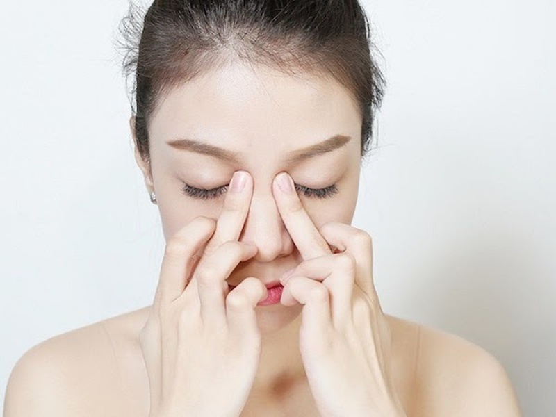 Massage giúp giảm bọng mắt hiệu quả