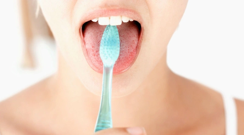 Vệ sinh răng miệng sạch sẽ giúp phòng tránh hôi miệng từ bên trong