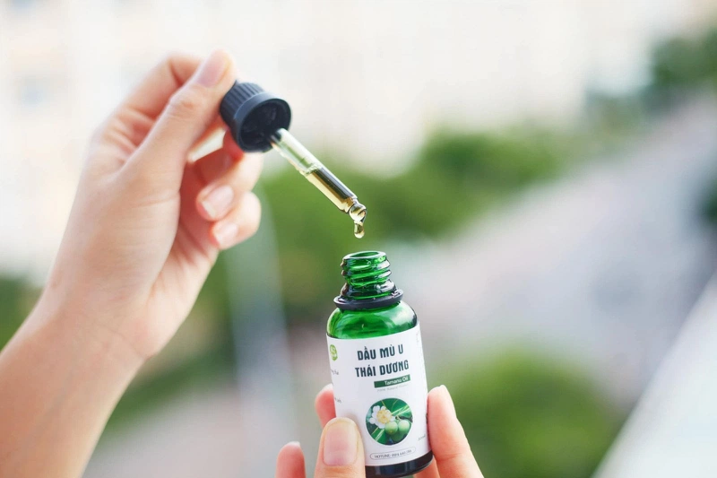 Cách trị mụn bằng dầu mù u: thoa trực tiếp dầu mù u lên da mặt