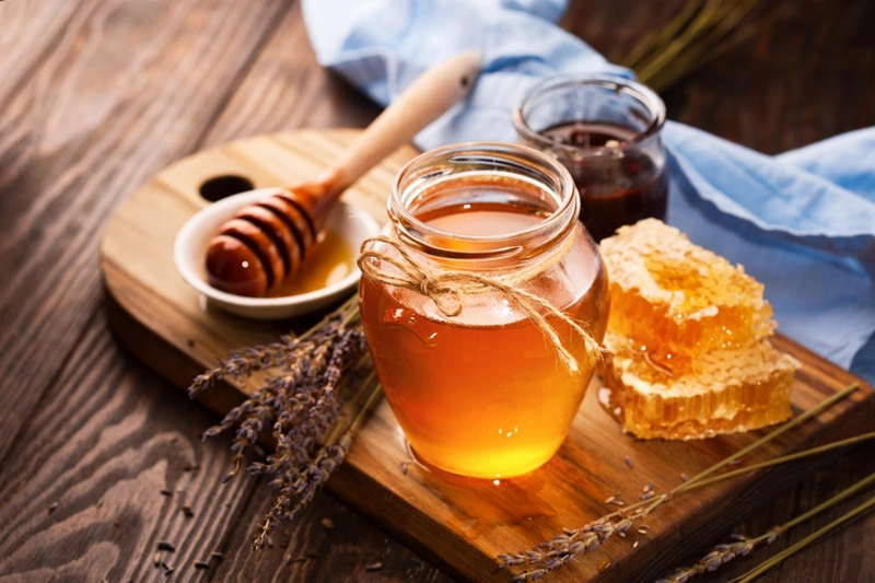 Mật ong pha với nước ấm giúp trị ngủ ngáy hiệu quả