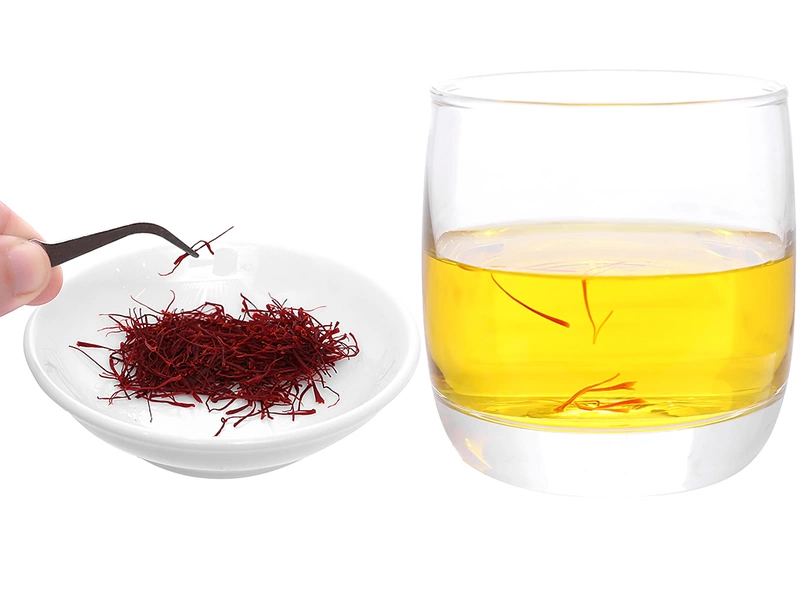 Pha nhuỵ hoa nghệ tây với nước ấm và uống như trà hàng ngày là một phương pháp phổ biến hỗ trợ giảm cân hiệu quả