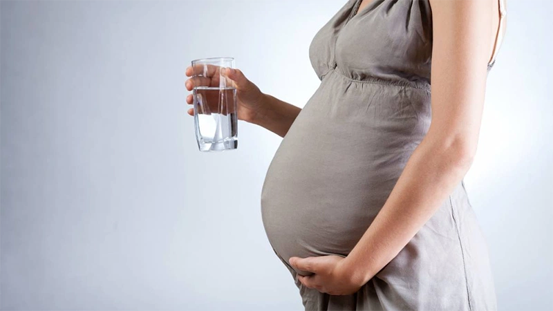 Cách uống nước để vào ối cho mẹ bầu nhanh nhất 1