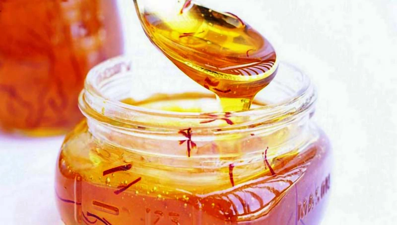 Uống saffron ngâm mật ong là phương pháp giảm cân đơn giản nhưng đặc biệt hiệu quả được nhiều người truyền tai nhau