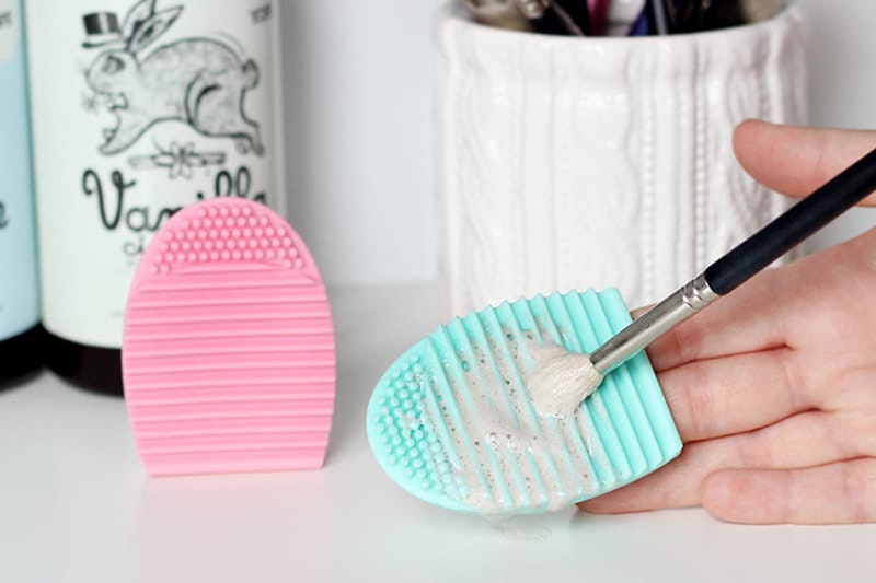 Cách vệ sinh cọ đắp bột đơn giản và hiệu quả nhất 2