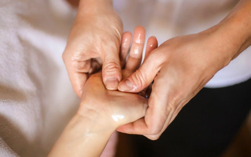 Cách xoa bóp chân tay cho người già để giảm đau nhức 3
