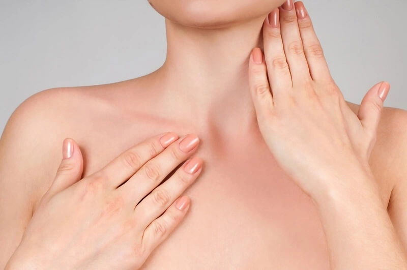 Bạn nên giữ cho da vùng cổ luôn sạch sẽ để tránh bị nổi mụn