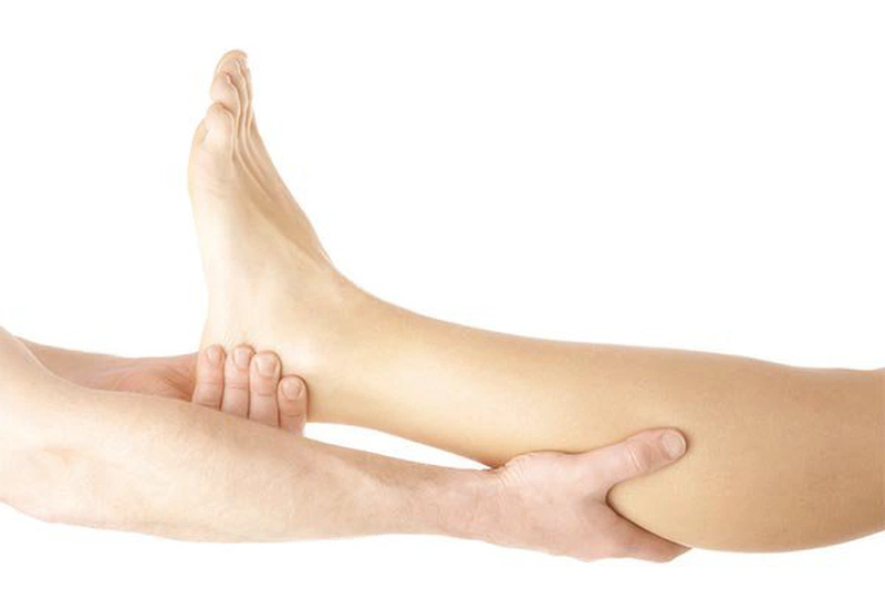 Cách xử lý khi đá bóng bị đau bắp chân3