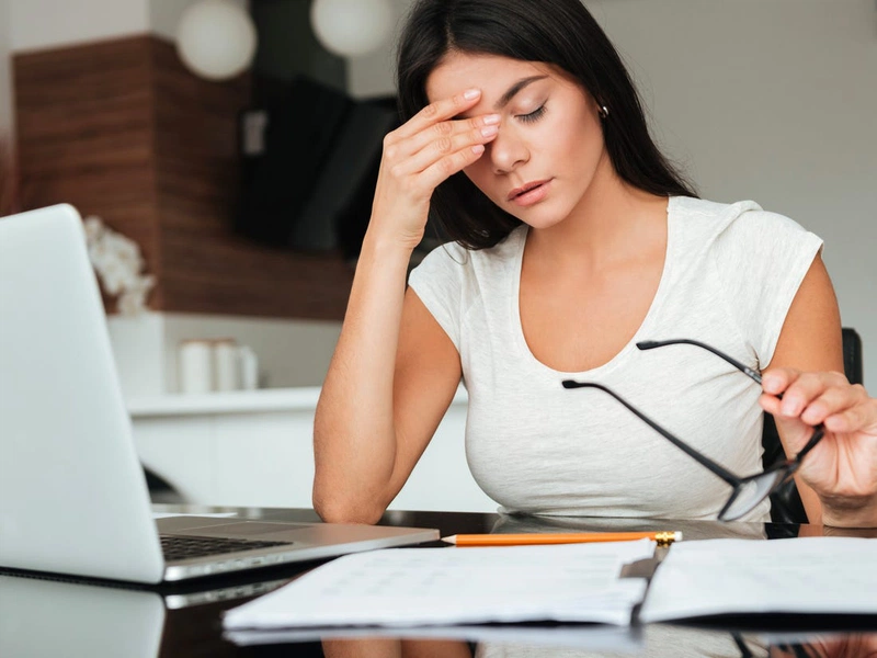 Cần làm gì để khắc phục mắt bị dại do đeo kính? 1