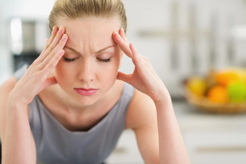 Có nhiều nguyên nhân dẫn đến đau đầu nhiều như thay đổi thời tiết, thiếu ngủ, say nắng, làm việc quá sức, căng thẳng