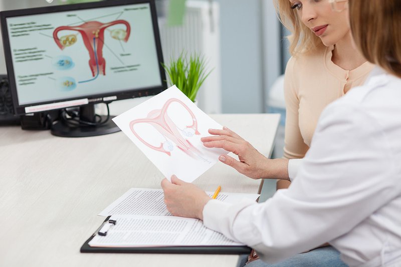 Cắt 1 bên buồng trứng có con được không