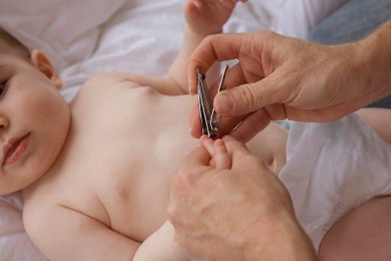 Những điều mẹ cần nên biết khi cắt móng tay cho trẻ sơ sinh. 4