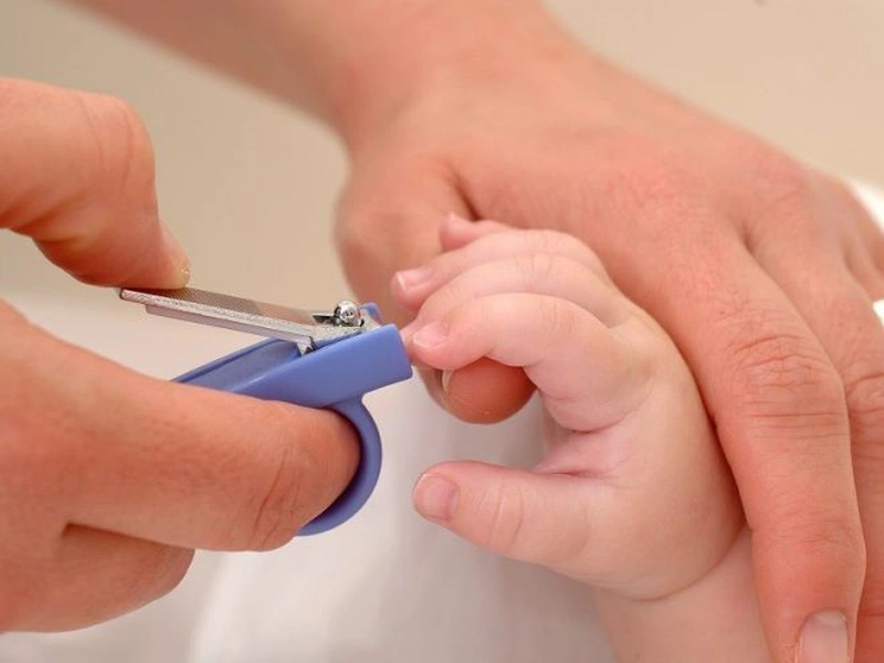 Tại sao nên cắt móng tay cho trẻ sơ sinh?