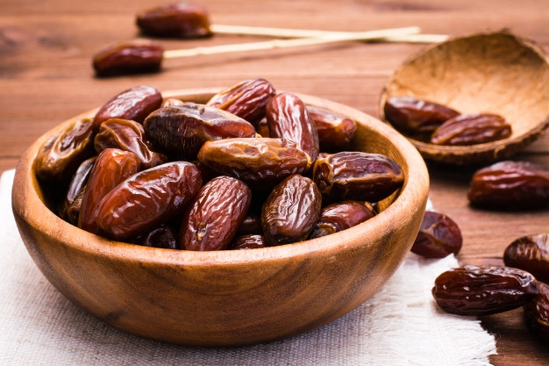 Nếu đang băn khoăn chọn đồ ăn vặt trong thai kỳ, mẹ có thể chọn chà là khô.