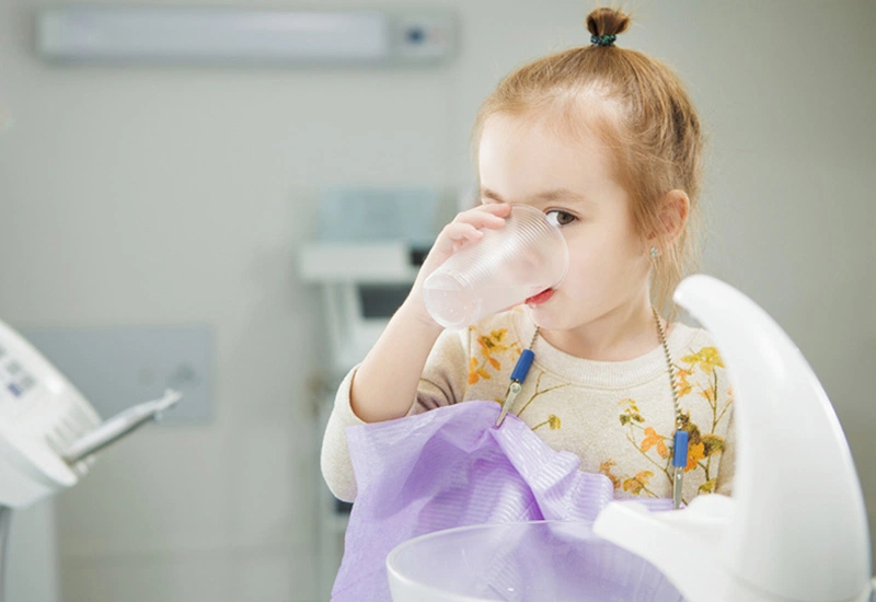 Cha mẹ nên làm gì khi trẻ bị viêm họng nôn trớ