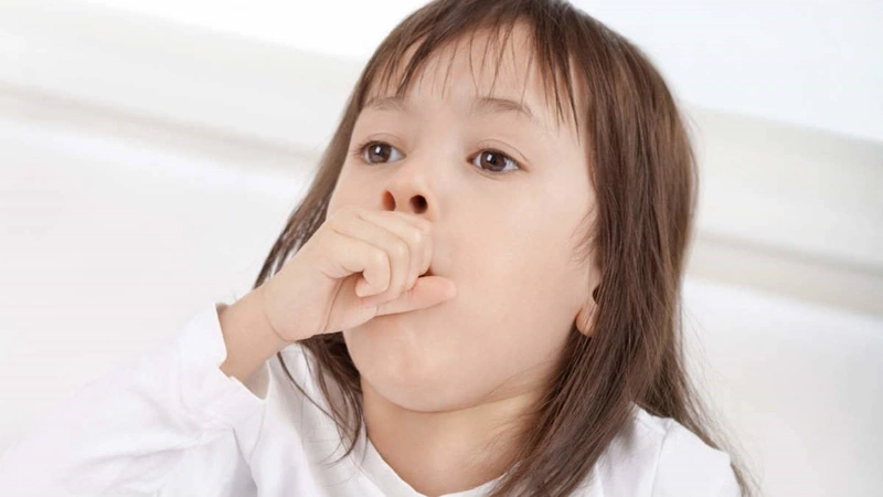 Cha mẹ nên làm gì khi trẻ bị viêm họng nôn trớ