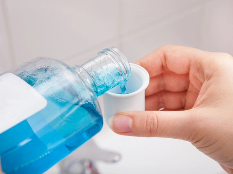 Sử dụng chỉ nha khoa kết hợp nước súc miệng cho bà bầu