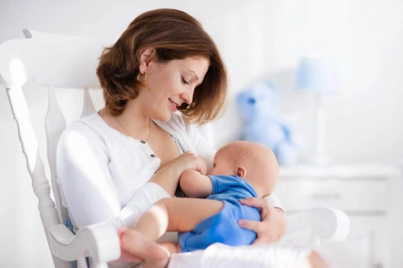 Vẫn cho trẻ bú mẹ khi trẻ bị tiêu chảy
