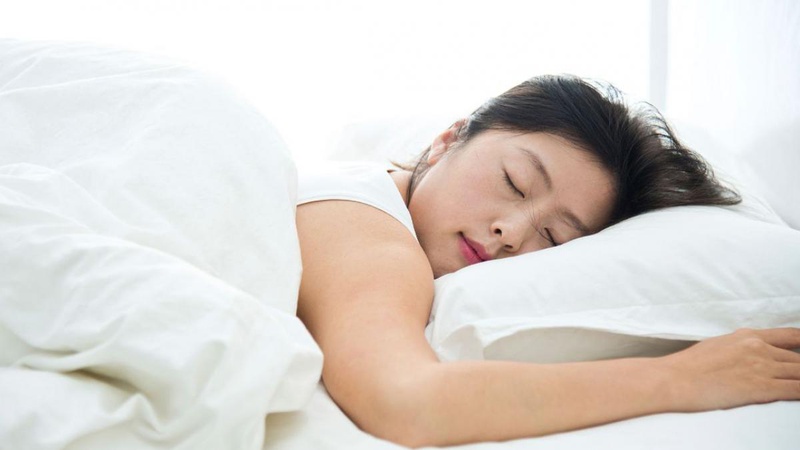 Bạn nên giữ thói quen đi ngủ sớm và đúng giờ để khắc phục chứng chân tay bủn rủn, mệt mỏi, khó thở