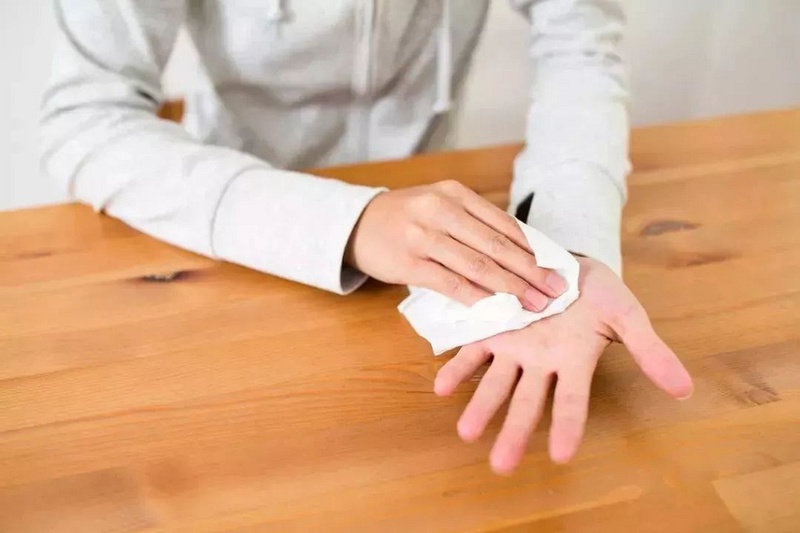 Chân tay ra mồ hôi khi trời lạnh có nguy hiểm không 1