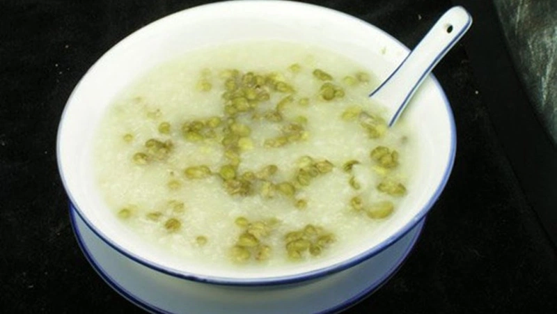 Cháo thịt bằm kết hợp cùng đậu xanh cho bé ăn dặm