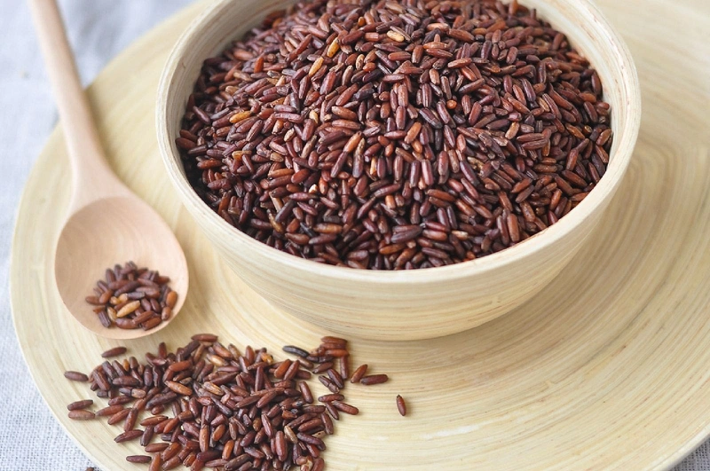 Cháo gạo lứt cho bé ăn dặm với bí đỏ