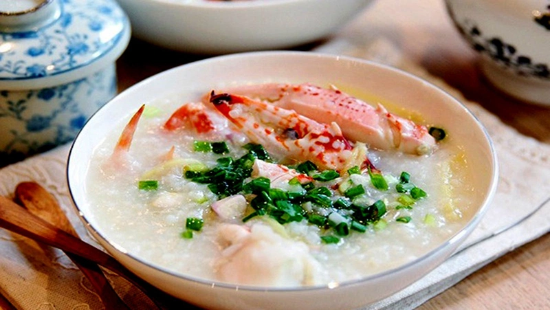Món cháo ghẹ kết hợp cùng hành thơm ngon